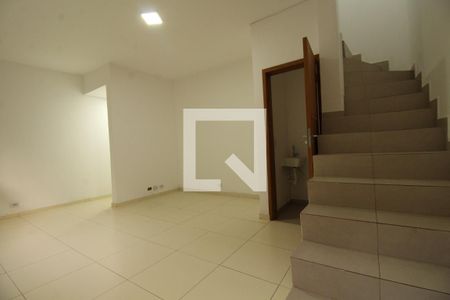 Sala de casa de condomínio para alugar com 2 quartos, 45m² em Vila Nivi, São Paulo