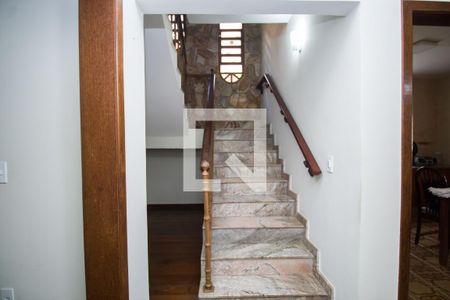 Casa à venda com 340m², 5 quartos e 2 vagasEscada