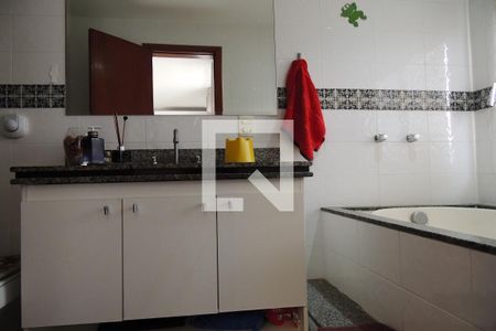 Casa de condomínio para alugar com 320m², 4 quartos e 1 vagaBanheiro 1