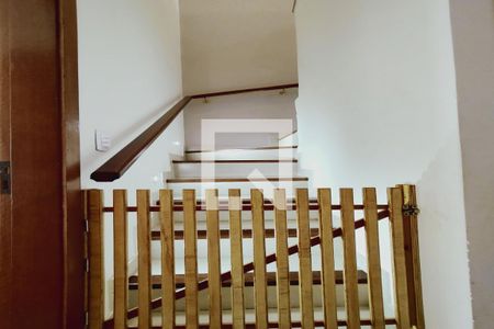 Casa de condomínio para alugar com 320m², 4 quartos e 1 vagaEscada 