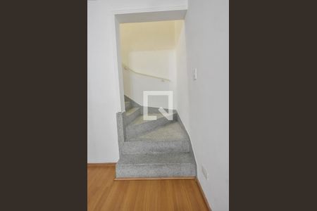 Casa à venda com 219m², 4 quartos e 2 vagasEscada 