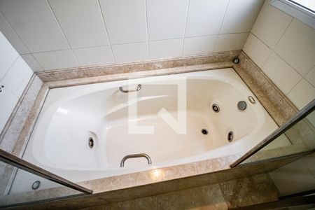 Apartamento à venda com 211m², 3 quartos e 4 vagas Apartamento à venda com 211m², 3 quartos e 4 vagasBanheiro da Suíte 03 - Hidromassagem