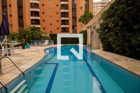 Apartamento à venda com 211m², 3 quartos e 4 vagas Apartamento à venda com 211m², 3 quartos e 4 vagasÁrea comum - Piscina