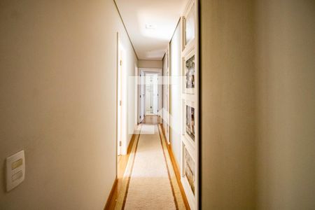 Apartamento à venda com 211m², 3 quartos e 4 vagas Apartamento à venda com 211m², 3 quartos e 4 vagasCorredor dos Quartos