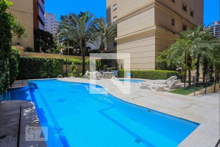 Apartamento à venda com 211m², 3 quartos e 4 vagas Apartamento à venda com 211m², 3 quartos e 4 vagasÁrea comum - Piscina