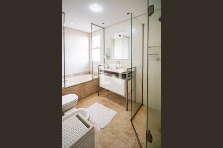 Apartamento à venda com 211m², 3 quartos e 4 vagas Apartamento à venda com 211m², 3 quartos e 4 vagasBanheiro da Suíte 03