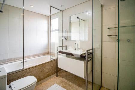 Apartamento à venda com 211m², 3 quartos e 4 vagas Apartamento à venda com 211m², 3 quartos e 4 vagasBanheiro da Suíte 03