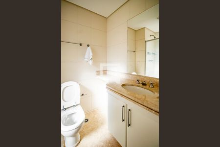 Apartamento à venda com 211m², 3 quartos e 4 vagas Apartamento à venda com 211m², 3 quartos e 4 vagasBanheiro da Suíte 01