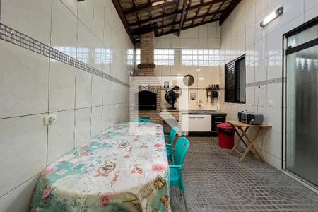 Casa à venda com 209m², 3 quartos e 6 vagasQuintal com Churrasco