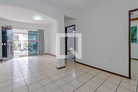 Sala de apartamento para alugar com 2 quartos, 70m² em Barreiros, São José
