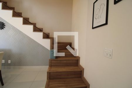 Escada de casa à venda com 3 quartos, 88m² em Jardim Umuarama, São Paulo