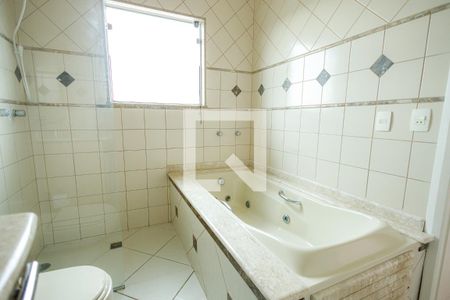 Casa de condomínio para alugar com 200m², 3 quartos e 2 vagas Casa de condomínio para alugar com 200m², 3 quartos e 2 vagasBanheiro da Suíte