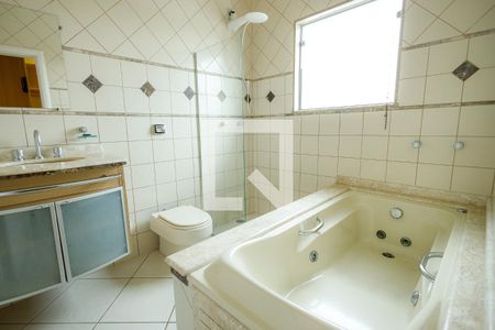 Casa de condomínio para alugar com 200m², 3 quartos e 2 vagas Casa de condomínio para alugar com 200m², 3 quartos e 2 vagasBanheiro da Suíte