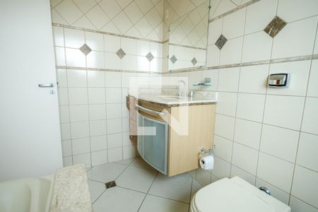 Casa de condomínio para alugar com 200m², 3 quartos e 2 vagas Casa de condomínio para alugar com 200m², 3 quartos e 2 vagasBanheiro da Suíte