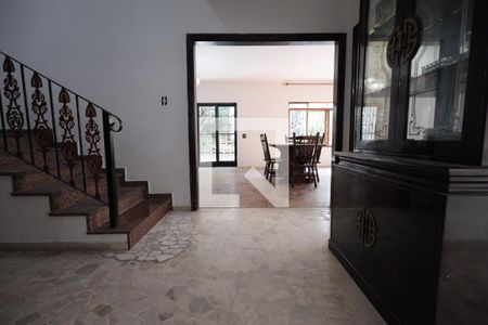 Vista da cozinha para escadaria e sala de jantar de casa para alugar com 4 quartos, 400m² em Vila Rosalia, Guarulhos