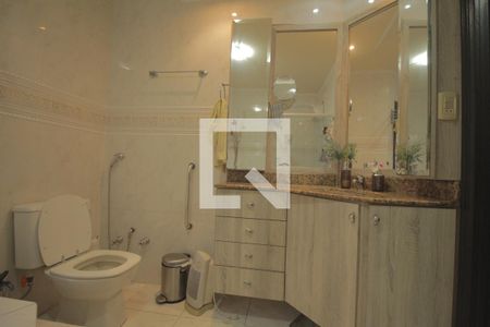 Casa à venda com 344m², 3 quartos e 4 vagasBanheiro da Suíte