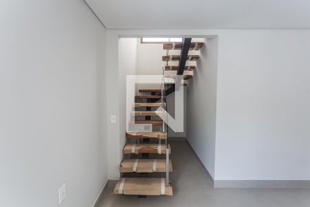 Apartamento à venda com 130m², 2 quartos e 2 vagasEscada de Acesso a Cobertura