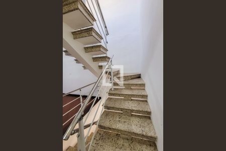 Casa à venda com 290m², 3 quartos e 4 vagasEscada