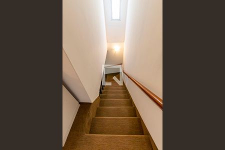 Escada Dormitórios de casa à venda com 2 quartos, 186m² em Vila Gilda, Santo André