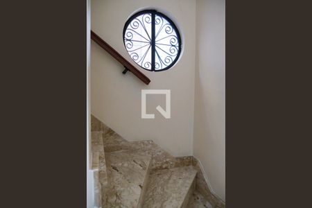 Casa à venda com 300m², 3 quartos e 4 vagasEscada