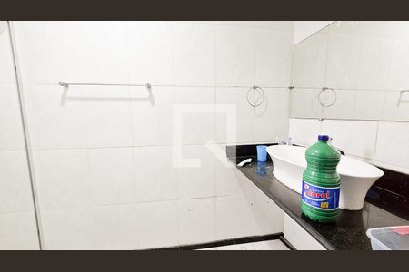 Banheiro de casa à venda com 2 quartos, 493m² em Planalto, Belo Horizonte