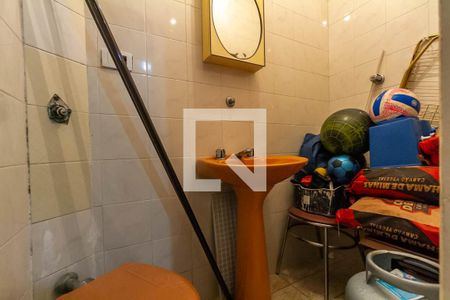 Casa à venda com 300m², 3 quartos e 2 vagas Casa à venda com 300m², 3 quartos e 2 vagasBanheiro de Serviço