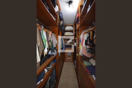 Casa à venda com 536m², 4 quartos e 2 vagasCloset da suíte