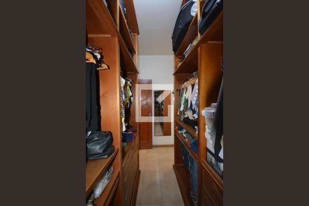 Casa à venda com 536m², 4 quartos e 2 vagasCloset da suíte