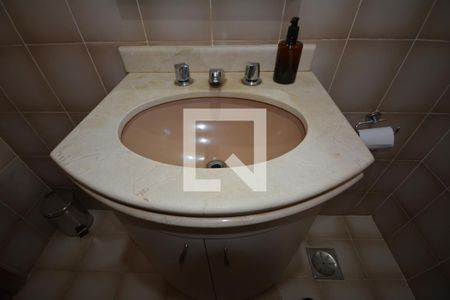 Casa à venda com 536m², 4 quartos e 2 vagasBanheiro de serviço