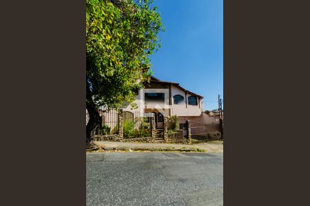 Casa à venda com 341m², 6 quartos e 2 vagasFachada