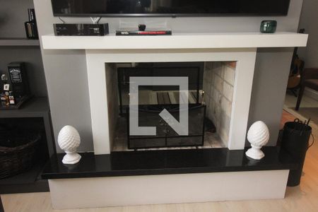 Casa à venda com 280m², 3 quartos e 2 vagasDetalhe Sala - Lareira