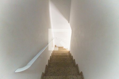 Escada de casa à venda com 2 quartos, 105m² em Vila Carmosina, São Paulo