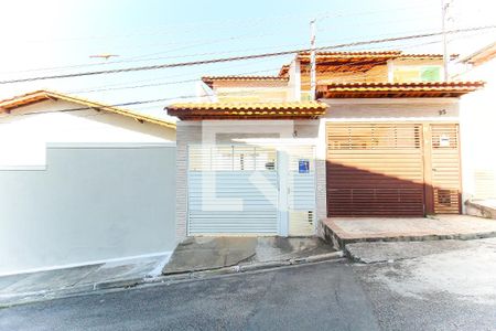 Casa à venda com 105m², 2 quartos e 3 vagas Casa à venda com 105m², 2 quartos e 3 vagasFachada