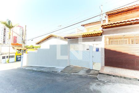 Casa à venda com 105m², 2 quartos e 3 vagas Casa à venda com 105m², 2 quartos e 3 vagasFachada