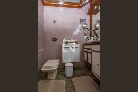 Casa à venda com 450m², 5 quartos e 3 vagasBanheiro da Suíte 2