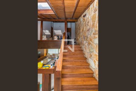 Casa à venda com 450m², 5 quartos e 3 vagasEscada