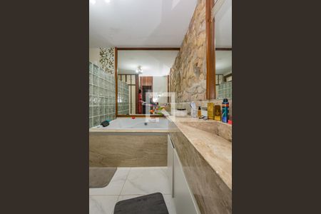 Casa à venda com 450m², 5 quartos e 3 vagasBanheiro da Suíte 1