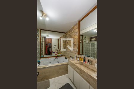 Casa à venda com 450m², 5 quartos e 3 vagasBanheiro da Suíte 1