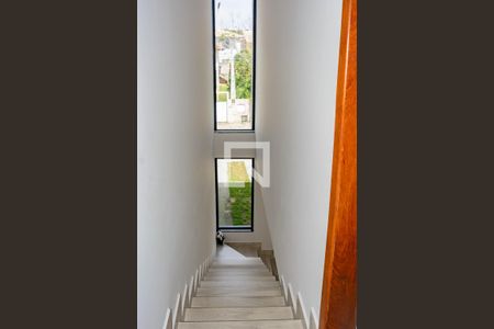Casa para alugar com 373m², 2 quartos e 1 vaga Casa para alugar com 373m², 2 quartos e 1 vagaEscada