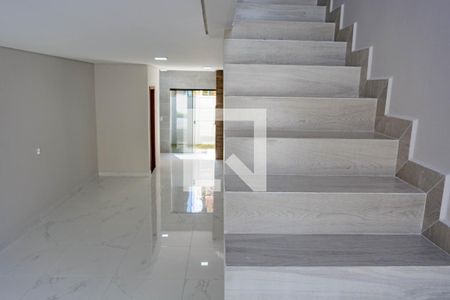 Casa para alugar com 373m², 2 quartos e 1 vaga Casa para alugar com 373m², 2 quartos e 1 vagaEscada