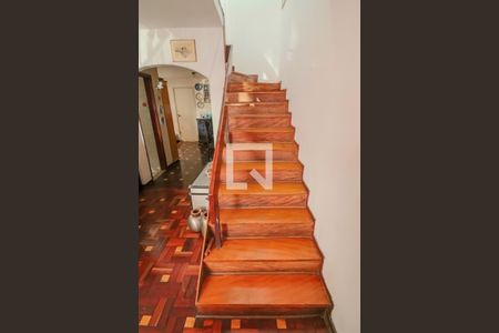 Casa à venda com 159m², 3 quartos e 2 vagas Casa à venda com 159m², 3 quartos e 2 vagasEscadas