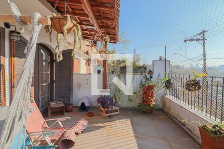 Casa à venda com 159m², 3 quartos e 2 vagas Casa à venda com 159m², 3 quartos e 2 vagasVaranda