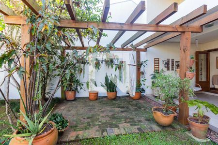 Casa à venda com 300m², 3 quartos e 3 vagasFundos 