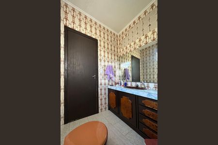 Casa à venda com 210m², 3 quartos e 3 vagasBanheiro da Suíte 1 