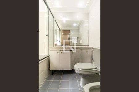 Apartamento à venda com 190m², 4 quartos e 3 vagasBanheiro da Suíte 3 - Armário