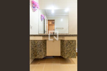 Apartamento à venda com 190m², 4 quartos e 3 vagasBanheiro da Suíte 2 - Armário