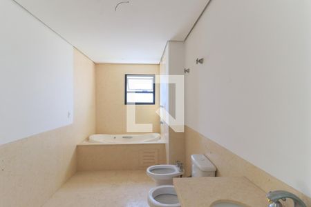 Apartamento à venda com 707m², 6 quartos e 7 vagas Apartamento à venda com 707m², 6 quartos e 7 vagasBanheiro da Suíte 1