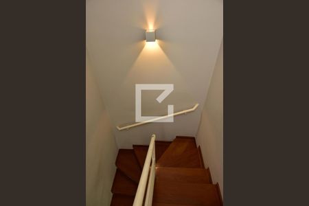 Casa de condomínio à venda com 241m², 4 quartos e 3 vagasEscada