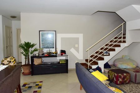 Sala de casa de condomínio para alugar com 4 quartos, 241m² em Vila Sofia, São Paulo