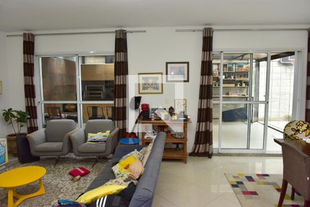 Sala de casa de condomínio à venda com 4 quartos, 241m² em Vila Sofia, São Paulo